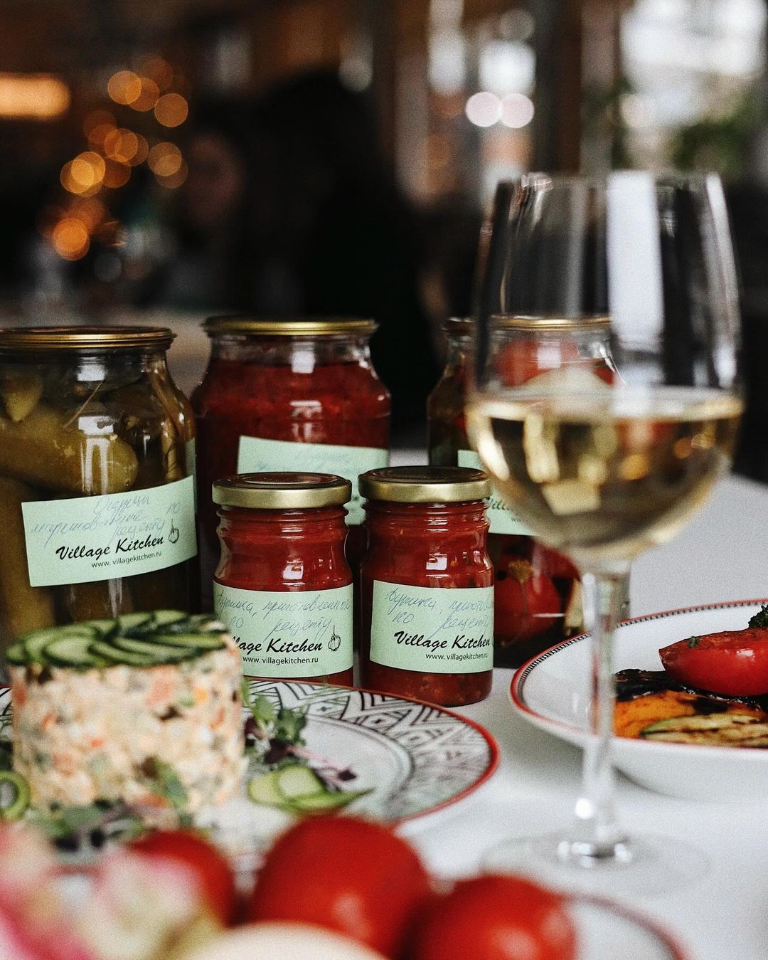 Фирменные соленья в ресторане Village Kitchen